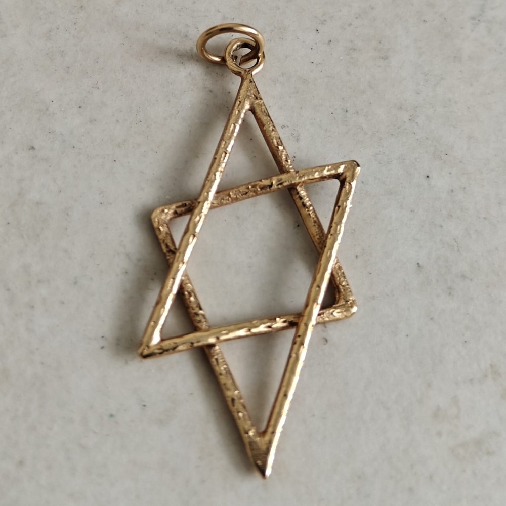 Solid 18K Gold David Star Pendant New In Box - Picture 8 of 9
